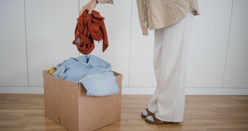 Mujer haciendo decluttering para liberar espacio en casa