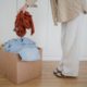 Mujer haciendo decluttering para liberar espacio en casa