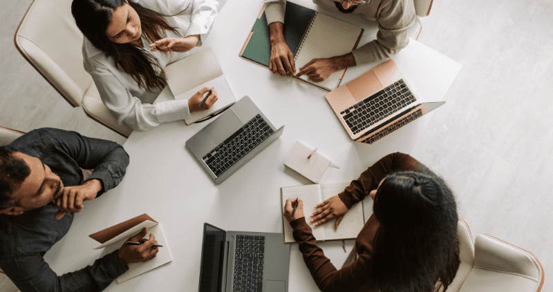 Sala de reuniones profesional en centro de negocios para recibir clientes