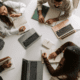 Sala de reuniones profesional en centro de negocios para recibir clientes